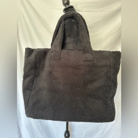 Alo Yoga Ovesize Shearling Black Tote Bag Sherpa Zip Shoulder Gym Travel New - Picture 2 of 10